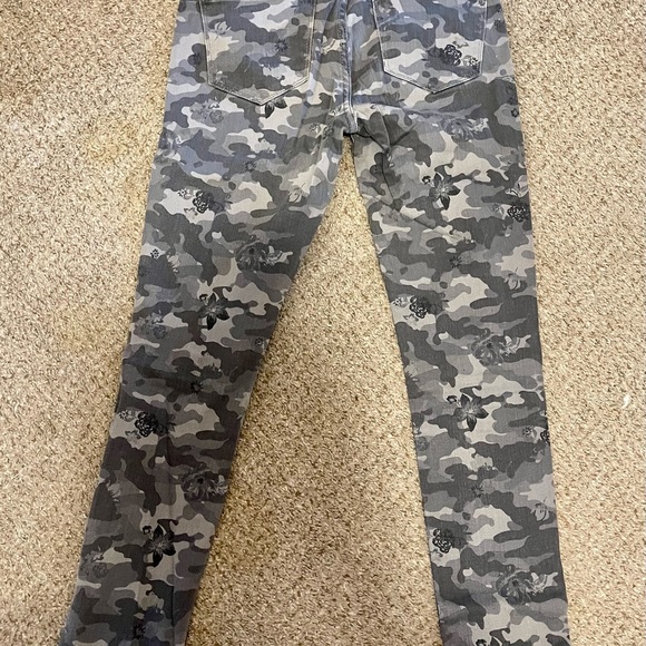 Seven gray camo with flowers print jeans size 4 - Picture 5 of 5